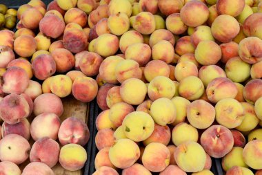 Şeftali Farmer's Market, masada yığını