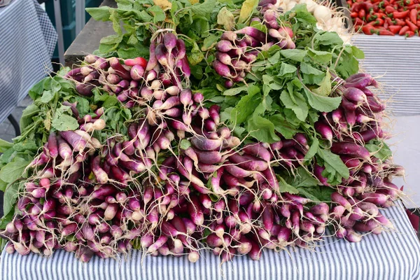 Rábanos Apilados Una Mesa Mercado Agricultores — Foto de Stock