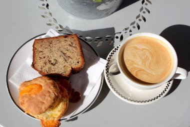 Yumurta ve peynir bisküvi ve Kahve Caffe masada