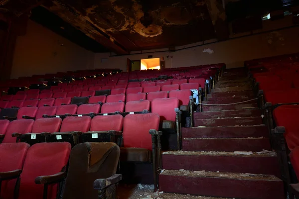 Balkonem Siedzenia Opuszczonych Kino — Zdjęcie stockowe