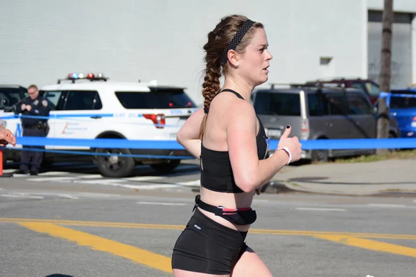 Kobieta Działa New York City Marathon Dysku 44Th Street Long — Zdjęcie stockowe
