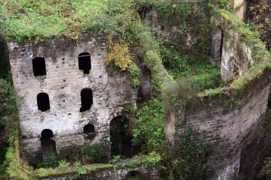 Closeup kalıntıları eski bir Mill Valley fabrikaları, Sorento, İtalya