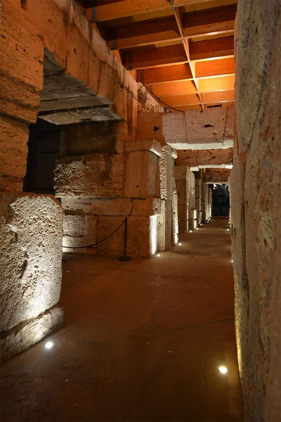 Corredor Coliseo Romano Anfiteatro Flavio Interior Durante Visita Nocturna Piazza —  Fotos de Stock