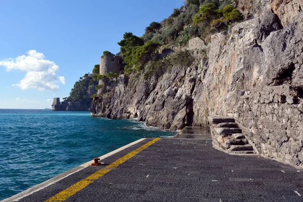 意大利波西塔诺的码头和悬崖 — 图库照片
