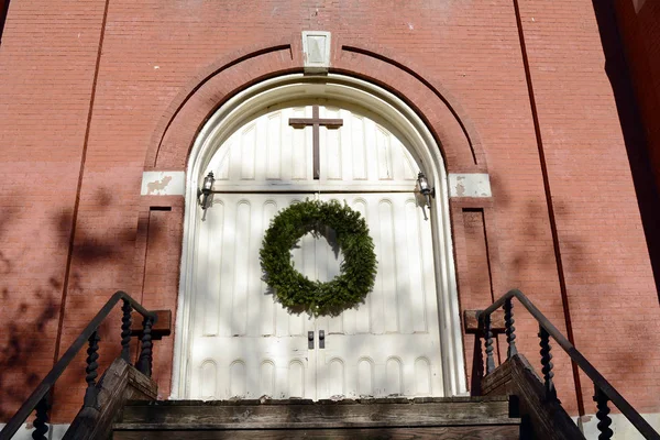 Ghirlanda Natale Sulla Porta Della Chiesa — Foto Stock