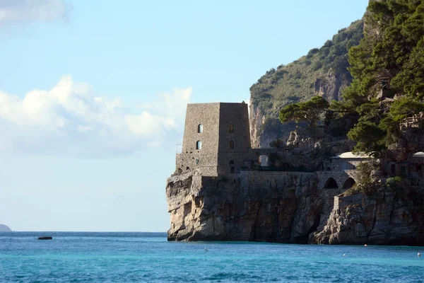 意大利波西塔诺的悬崖上的城堡结构 — 图库照片