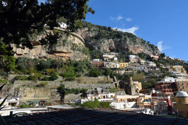 意大利波西塔诺阿马尔菲海岸镇的山坡和建筑 — 图库照片