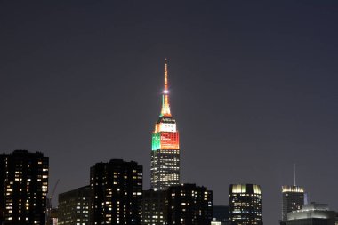 Empire State Binası'de Noel yaktı New York şehir manzarası içinde 26 Aralık 2018 - 20 Batı 34th Street, New York, Ny, ABD renkler