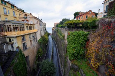 Luigi De Maio Sorrento İtalya üzerinden bakıyor