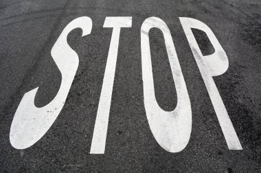 Word Stop asfalt sokakta boyalı 