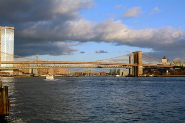 Brooklyn Köprüsü'nün Doğu Nehri New York'ta geçiş 