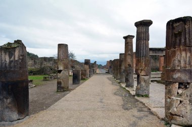 Sütun kalıntıları ve yol Pompeii ile