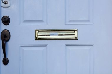 Evin ön kapısında posta yuvası