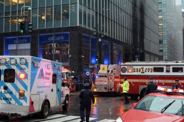 FDNY yangın, acil tıbbi ekipleri ve polis - ateş 330 Madison Avenue, New York, Ny, ABD 21 Aralık 2018