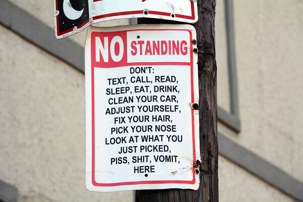 Забавный знак No Standing Street
