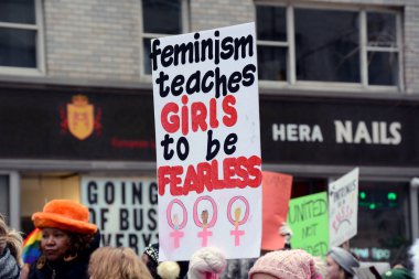 6 Avenue Midtown, Manhattan, New York'taki üzerinde 19 Ocak 2019 yılında Mart'ta kadınların feminist tabelaya