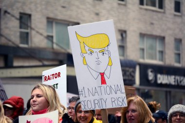 Trump güvenlik riski işareti kadın Mart 6 Bulvarı Midtown, Manhattan, New York'taki üzerinde 19 Ocak 2019'adlı anti