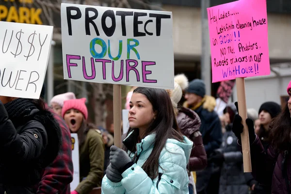 Señal Young Girl Holding Marcha Mujeres Sexta Avenida Midtown Manhattan — Foto de Stock