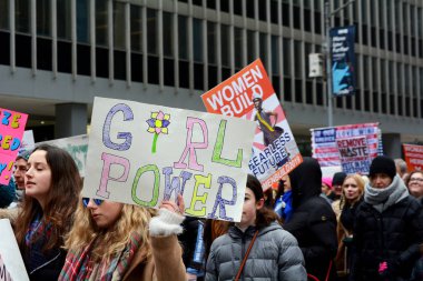 6 Avenue Midtown Manhattan, New York, ABD kadınların Mart'ta 19 Ocak 2019, kız güç işareti tutan kadın