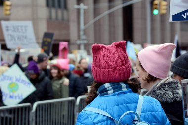 6 Avenue Midtown Manhattan, New York, ABD kadınların Mart'ta 19 Ocak 2019 göstericiler kalabalığa bakarak pembe kedi şapkalı kadın