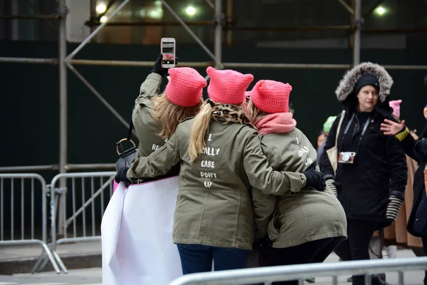 Ženy Užívající Selfie Pochod Žen 6Th Avenue Midtown Manhattan New — Stock fotografie