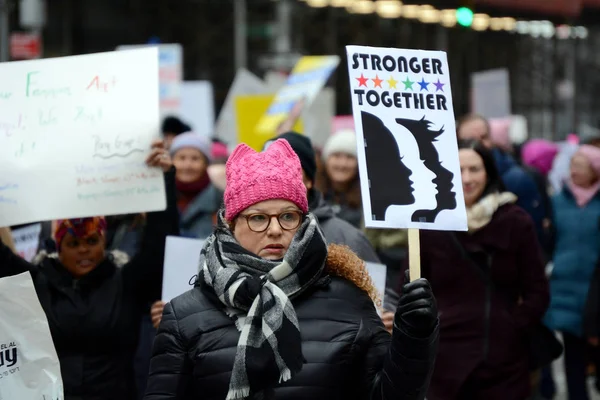 2019年1月19日 在纽约曼哈顿市中心第六大道举行的妇女游行中持有标志的妇女 — 图库照片