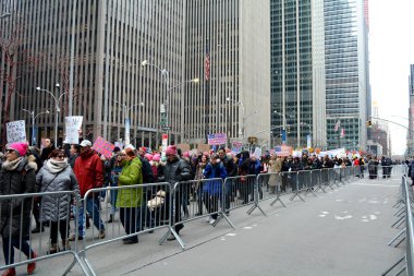 Bayan Mart ayında 6 Avenue'de Midtown, Manhattan, ABD 19 Ocak 2019 üzerinde yürüyen insanlar