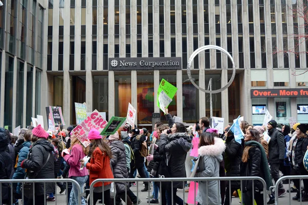 Manifestantes Marchando Para Marcha Das Mulheres Frente Fox News Building — Fotografia de Stock