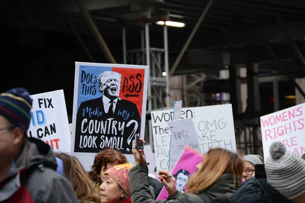 2019年1月19日 在纽约曼哈顿市中心举行的妇女游行中 反特朗普标志 — 图库照片