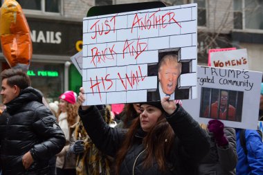 Trump duvar işareti kadın Mart 6 Bulvarı Midtown, Manhattan, ABD üzerinde 19 Ocak 2019'adlı anti