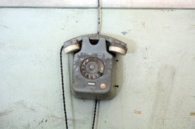 Terk edilmiş bir binada klasik telefon