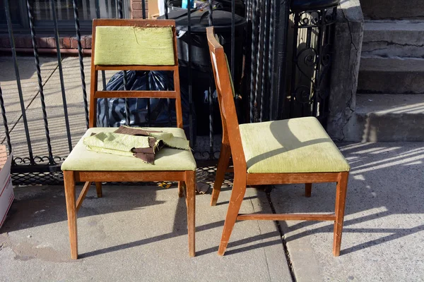 Chaises Endommagées Anciennes Sur Trottoir — Photo