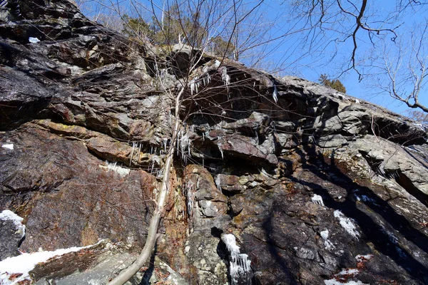 崖の上からぶら下がっている氷サイクル — ストック写真
