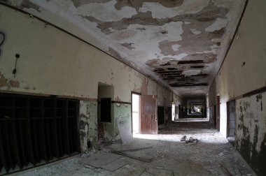 Detroit'te terk edilmiş bir binada karanlık korkutucu koridor