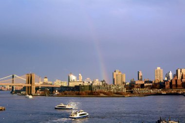 Dumbo mahalle ve Brooklyn Bridge Park Manhattan gökkuşağı ile görünümü