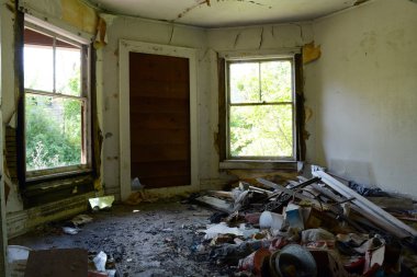 Terk edilmiş binada - çöpe atılan açık Oda döküntü ile dolu