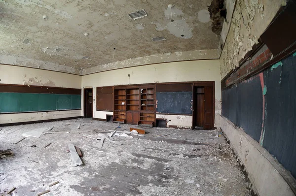Detroit terk edilmiş bir okulda sınıfta