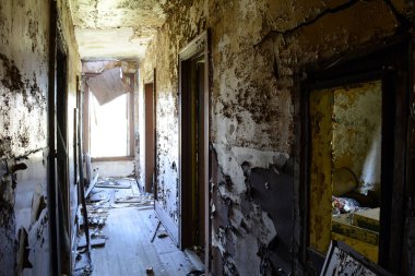 Terk edilmiş eski Detroit apartmanda koridorda