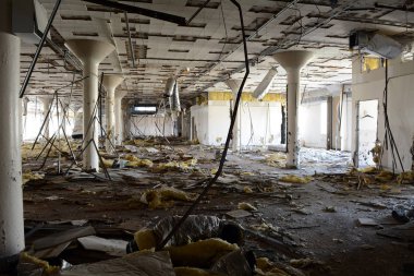 Terk edilmiş ofis binasında Oda