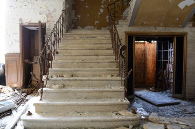 Merdiven lobisinde Detroit ofis binası eski terk edilmiş