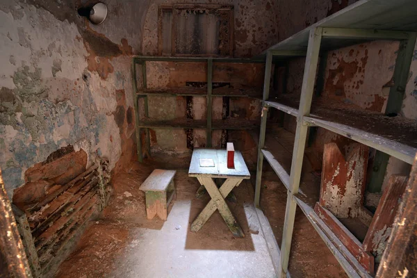 Zelle Mit Holzregalen Tisch Und Hocker Einem Verlassenen Gefängnis — Stockfoto