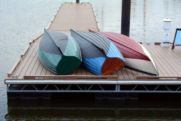 浮式码头上的木排船 — 图库照片