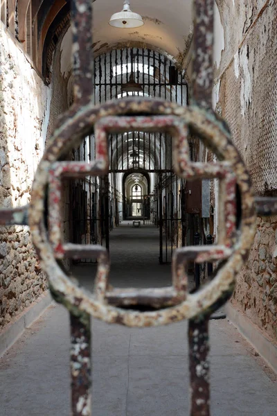 Blick Durch Medizinisches Kreuz Den Gittern Eines Verlassenen Gefängniskrankenhausblocks — Stockfoto