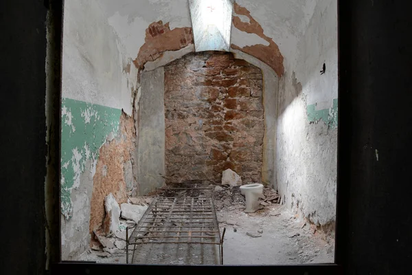 Leere Gefängniszelle Mit Bettrahmen Und Dachfenster Einem Verlassenen Gefängnis — Stockfoto