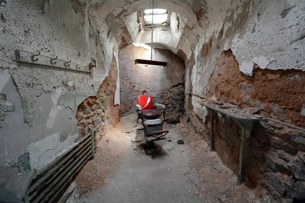 Friseurstuhl Unter Einem Dachfenster Einer Alten Verlassenen Gefängniszelle Aus Stein — Stockfoto