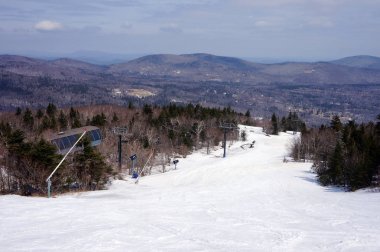 Bir Vermont Kayak Merkezi'nde Arka Planda Dağlar ile New England Kayak Trail ve Telesiyej