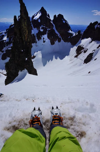 Crampons Ile Kayak Botları Üzerinde Broken Top Mountain Ridge Looking — Stok fotoğraf