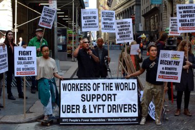 Uber ve Lyft Sürücüleri Grev İşaretleri ile ve New York Menkul Kıymetler Borsası Dışında Protesto 26 Wall Street New York, Ny, ABD Mayıs'ta 8, 2019