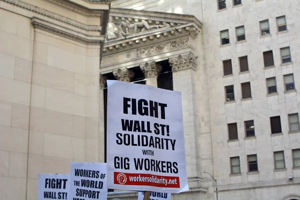 8 Mayıs 2019'da Abd'nin New York'taki 26 Wall Street'te Arka Planda New York Borsası'nda Uber ve Lyft Sürücülerinden Çarpıcı İşaretler