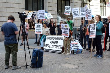 Uber ve Lyft Sürücüleri Grev İşaretleri ile ve New York Menkul Kıymetler Borsası Dışında Protesto 26 Wall Street New York, Ny, ABD Mayıs'ta 8, 2019